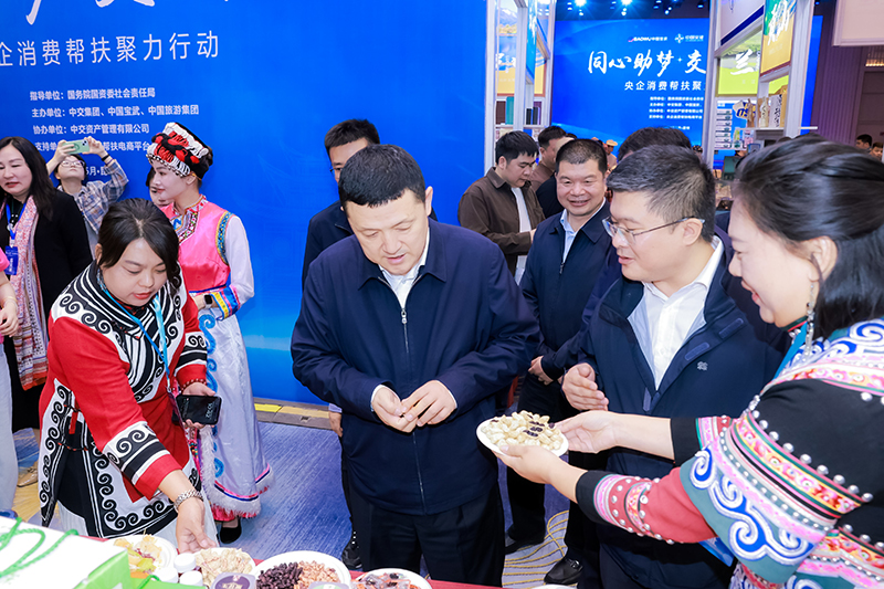 來自東川區致富帶頭人雲麗、雲瓊姐妹在航天科工展位上向與會嘉賓介紹東川七彩花生。